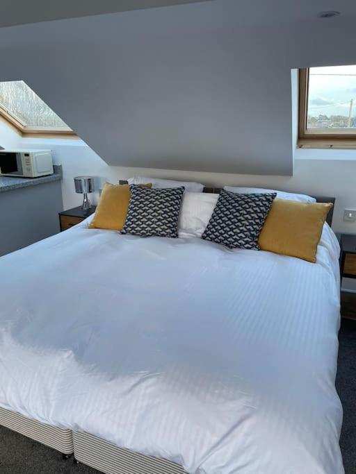 Seascape - Stylish Modern Apartment Barton on Sea Exterior photo
