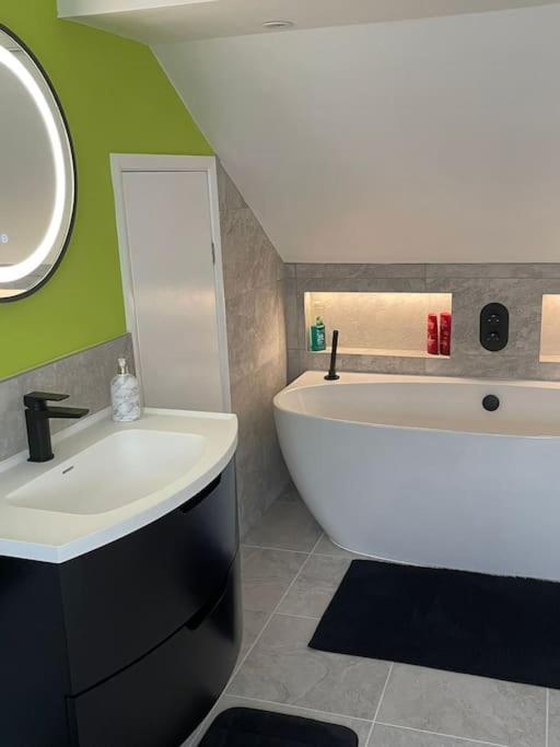 Seascape - Stylish Modern Apartment Barton on Sea Exterior photo