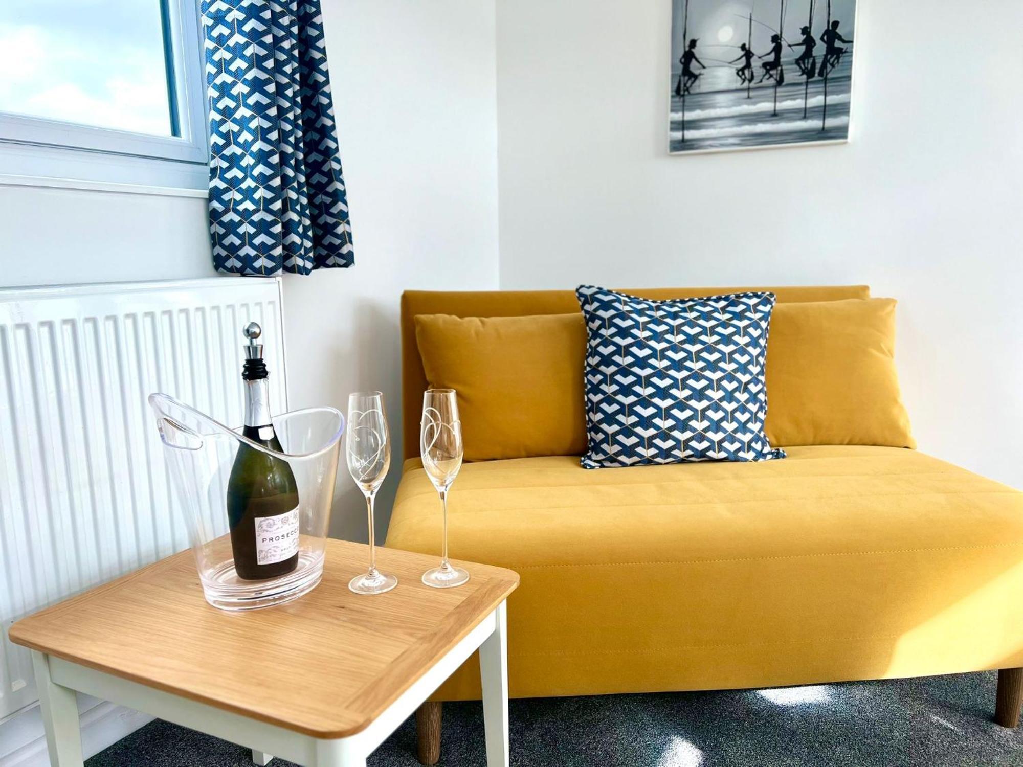 Seascape - Stylish Modern Apartment Barton on Sea Exterior photo