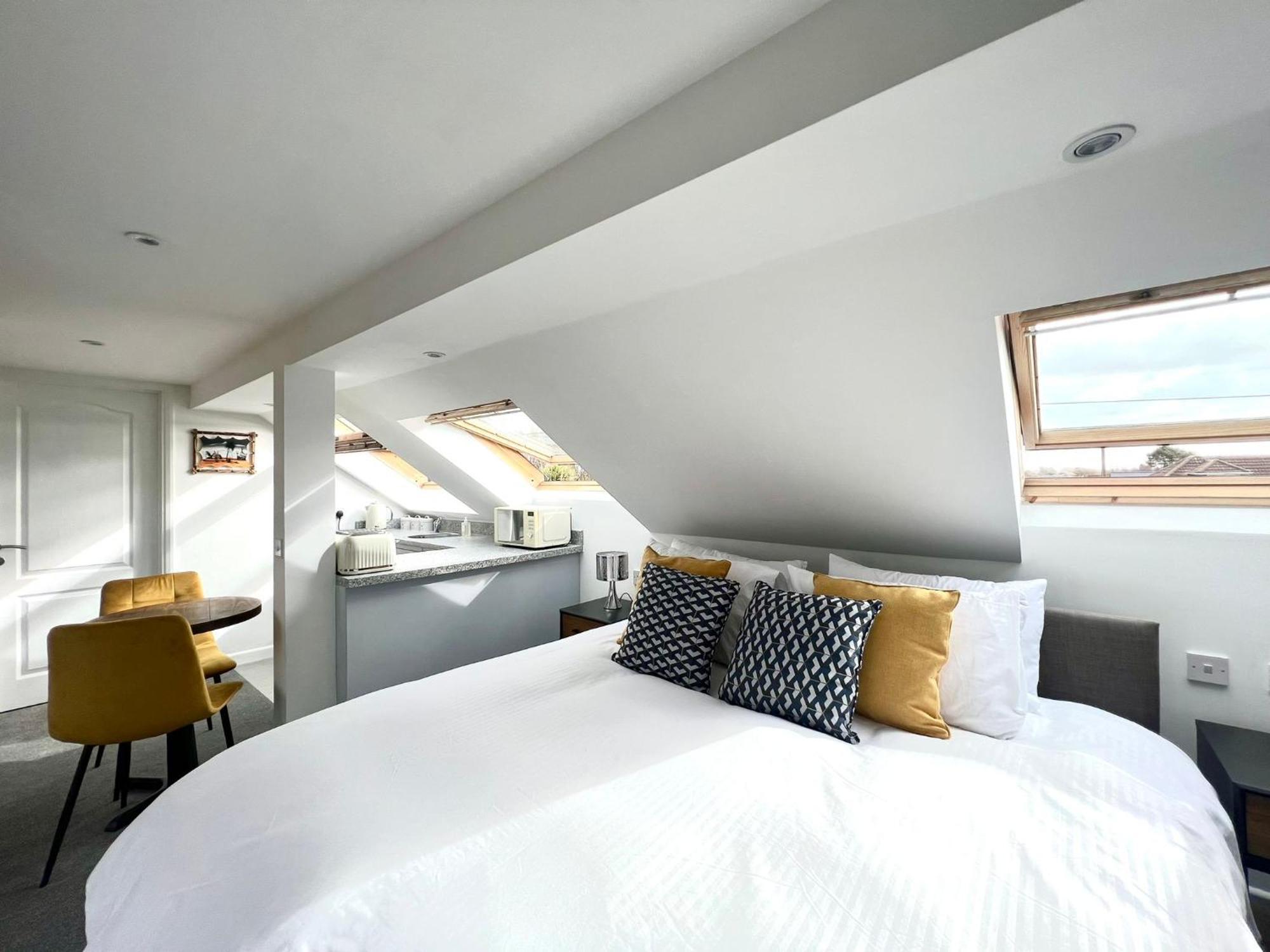 Seascape - Stylish Modern Apartment Barton on Sea Exterior photo